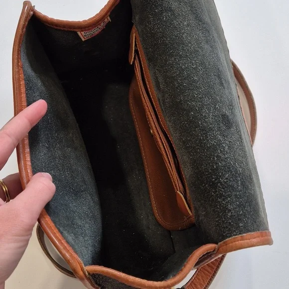 Vintage Classic Black and Tan Leather Shoulder Bag Crossbody Bag - Picture 13 of 17